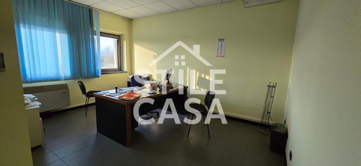 ufficio in vendita a Capannori in zona Lammari