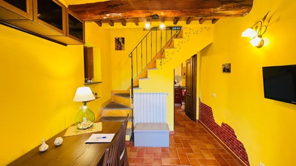 intera palazzina in vendita a Capannori in zona Segromigno in Monte