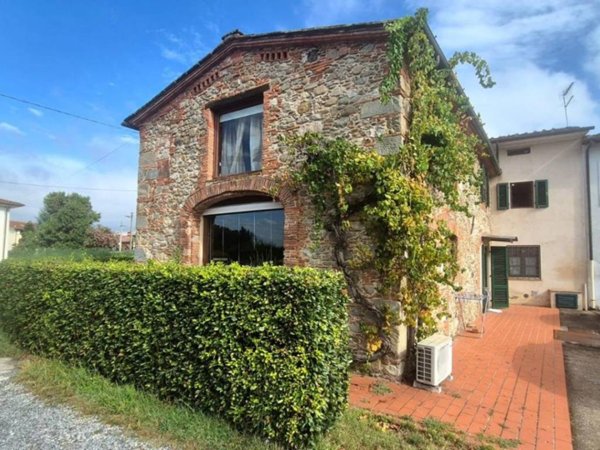 casa indipendente in vendita a Capannori in zona Marlia