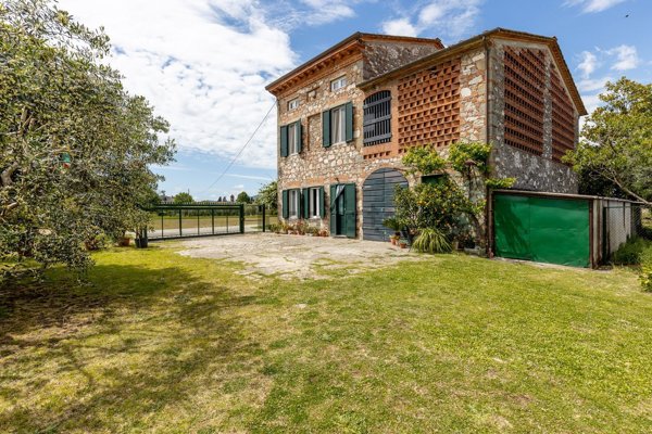 casale in vendita a Capannori in zona Lammari