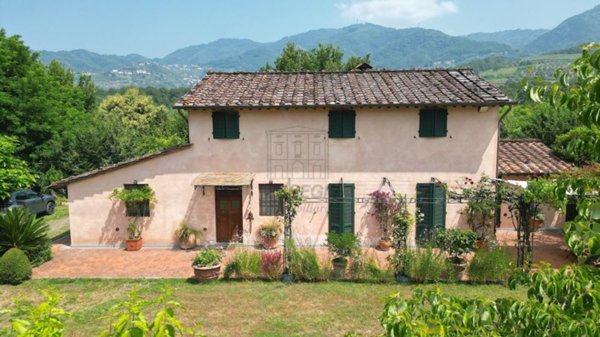 intera palazzina in vendita a Capannori in zona San Gennaro