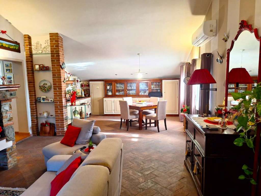 casa indipendente in vendita a Capannori in zona Castelvecchio di Compito