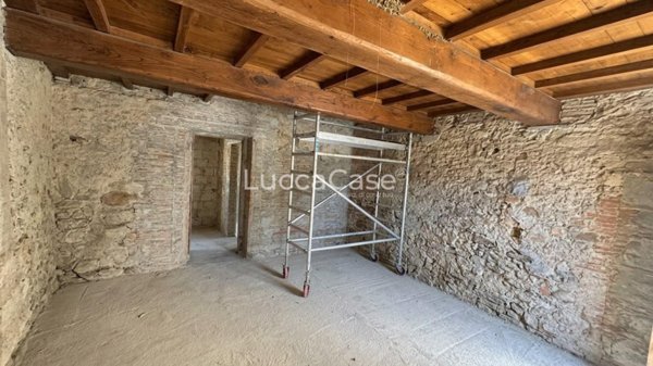 casa indipendente in vendita a Capannori in zona Castelvecchio di Compito