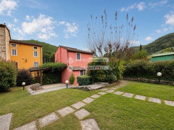 casa indipendente in vendita a Capannori in zona Castelvecchio di Compito