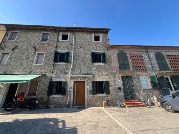 casa indipendente in vendita a Capannori in zona Marlia