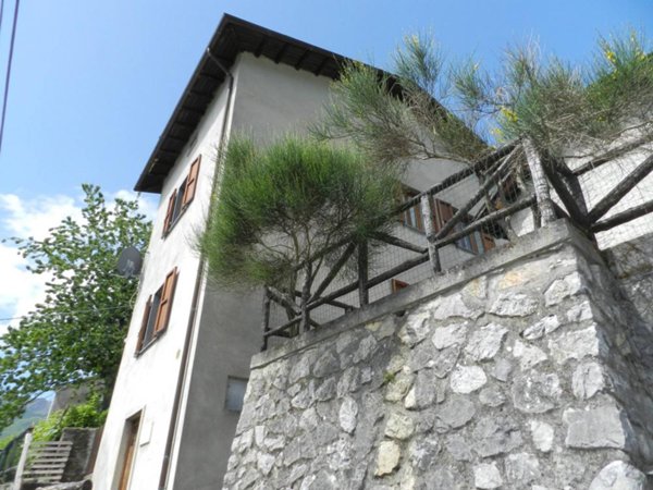 casa indipendente in vendita a Careggine in zona Le Coste
