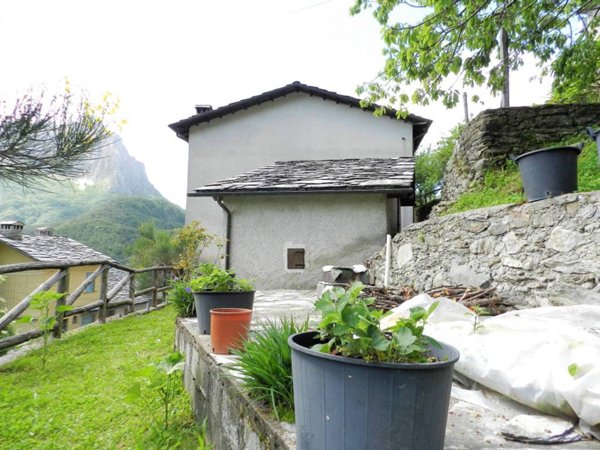 casa indipendente in vendita a Careggine in zona Le Coste