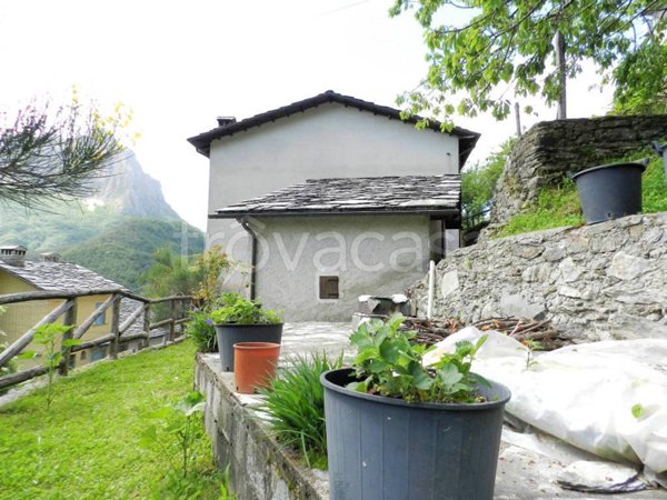 casa indipendente in vendita a Careggine in zona Le Coste