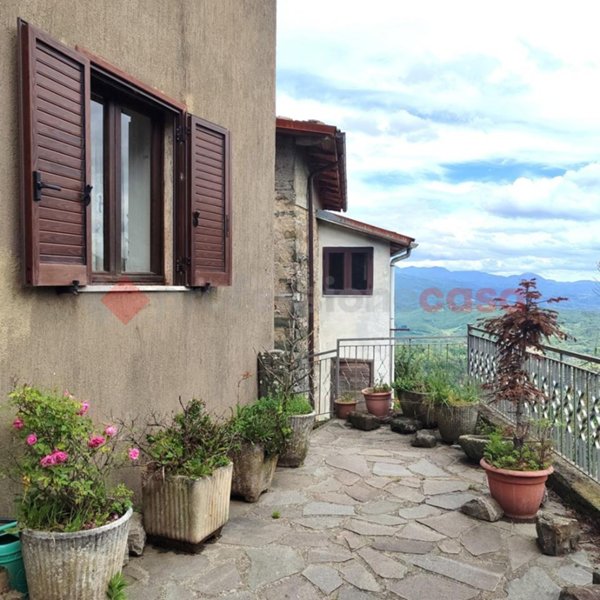 casa indipendente in vendita a Castelnuovo di Garfagnana in zona Colle
