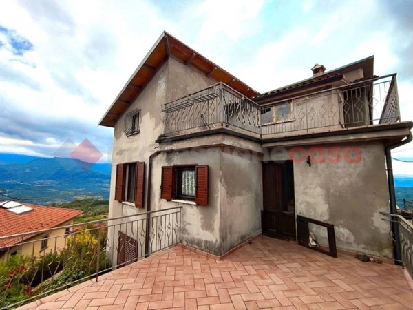 casa indipendente in vendita a Castelnuovo di Garfagnana in zona Colle