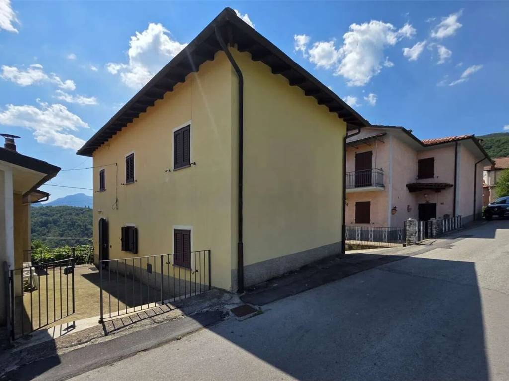 casa indipendente in vendita a Castelnuovo di Garfagnana in zona Stazzana