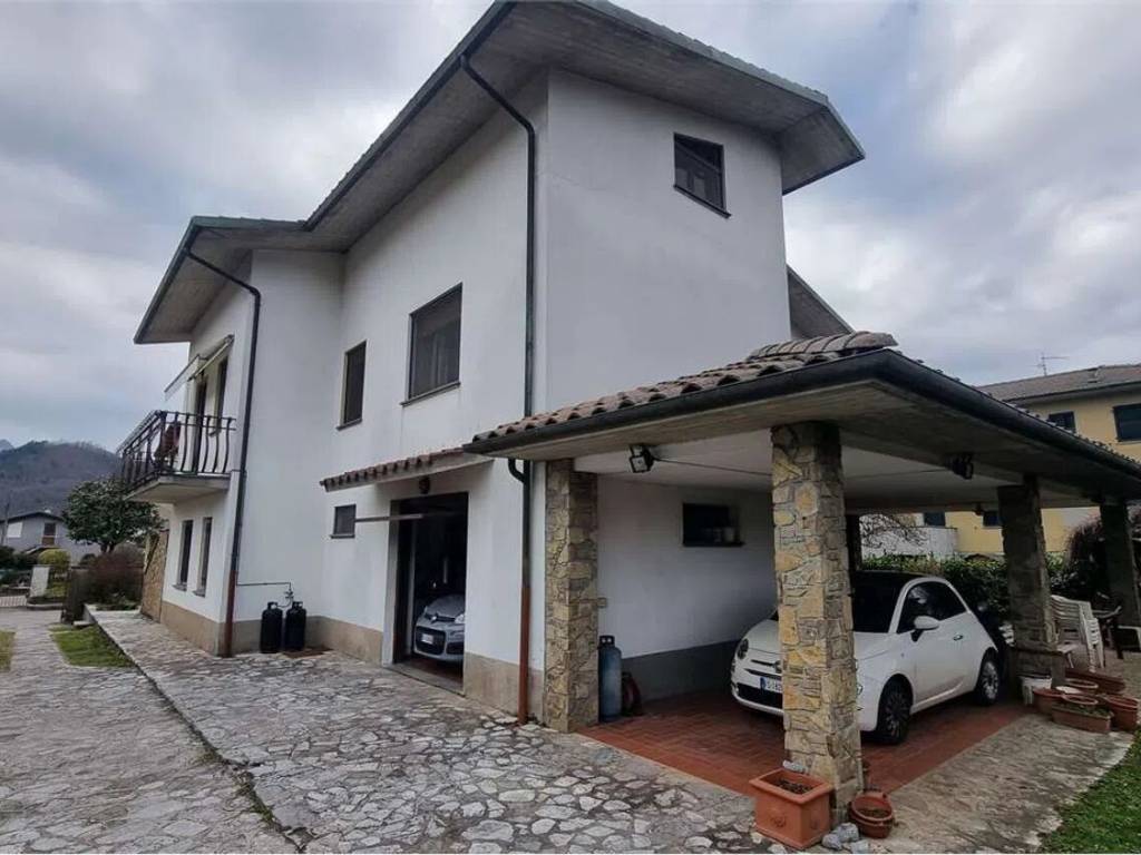 casa indipendente in vendita a Castelnuovo di Garfagnana