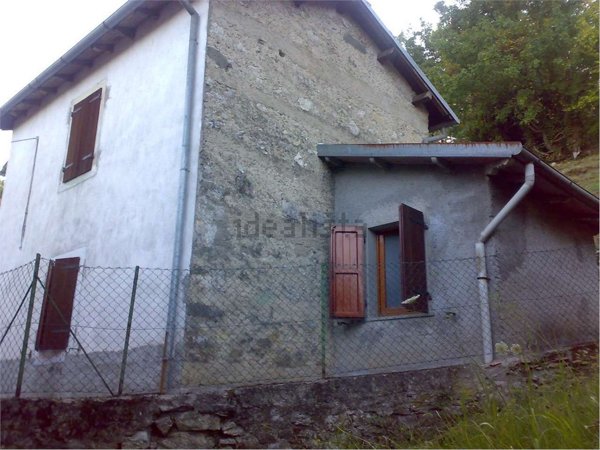 casa indipendente in vendita a Castelnuovo di Garfagnana in zona Rontano