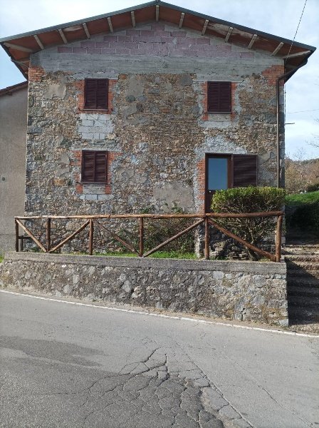casa indipendente in vendita a Castelnuovo di Garfagnana in zona Stazzana