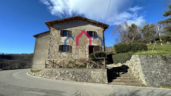 casa indipendente in vendita a Castelnuovo di Garfagnana in zona Stazzana