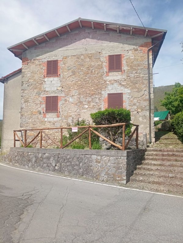 casa indipendente in vendita a Castelnuovo di Garfagnana in zona Stazzana