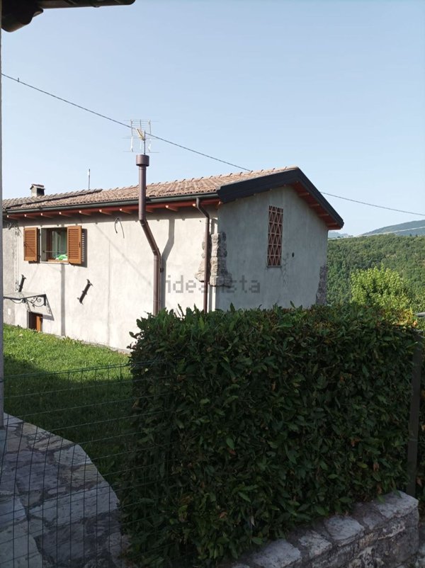 casa indipendente in vendita a Castelnuovo di Garfagnana in zona Stazzana