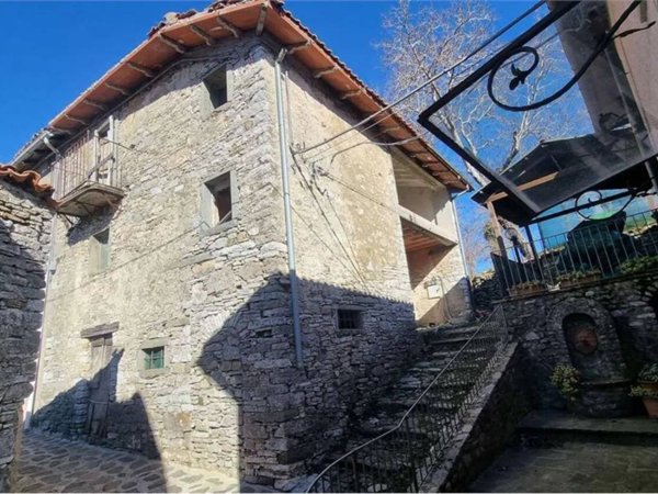 casa indipendente in vendita a Castelnuovo di Garfagnana in zona Stazzana