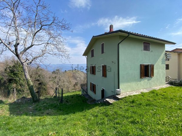 casa indipendente in vendita a Castelnuovo di Garfagnana in zona Stazzana