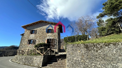 casa indipendente in vendita a Castelnuovo di Garfagnana in zona Stazzana