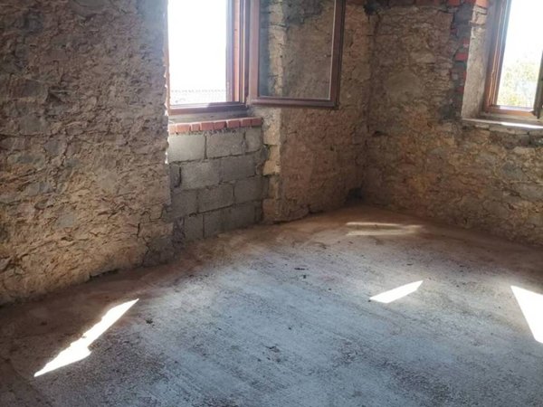 casa indipendente in vendita a Castelnuovo di Garfagnana in zona Stazzana