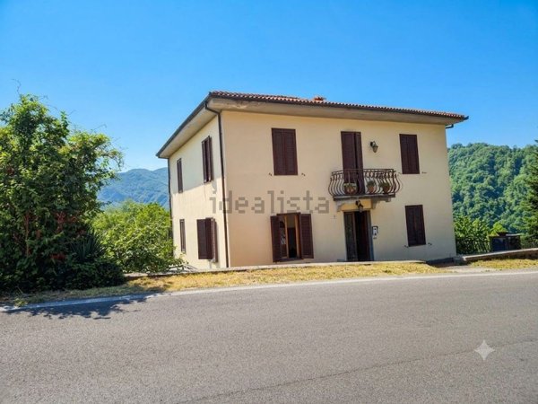 casa indipendente in vendita a Castelnuovo di Garfagnana in zona Monteperpoli