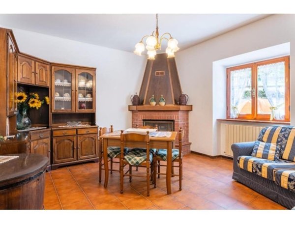 casa indipendente in vendita a Castelnuovo di Garfagnana in zona Monteperpoli