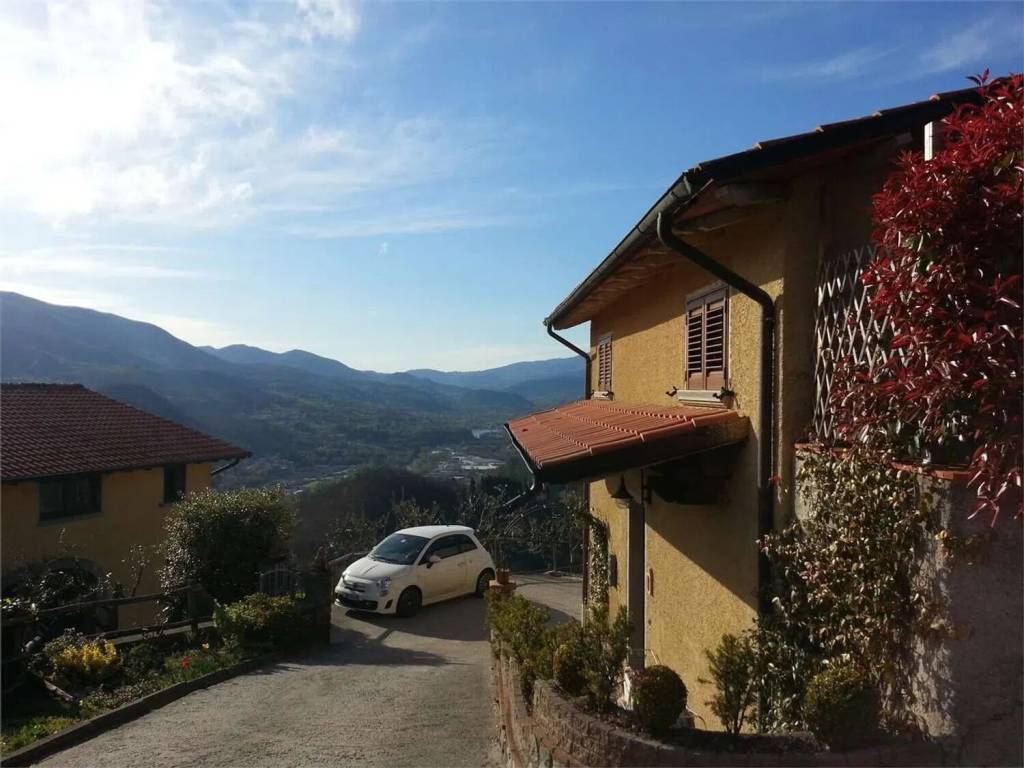 casa indipendente in vendita a Castelnuovo di Garfagnana in zona Monteperpoli