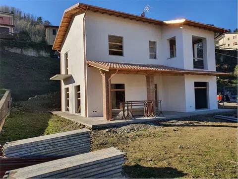casa indipendente in vendita a Castelnuovo di Garfagnana in zona Monteperpoli
