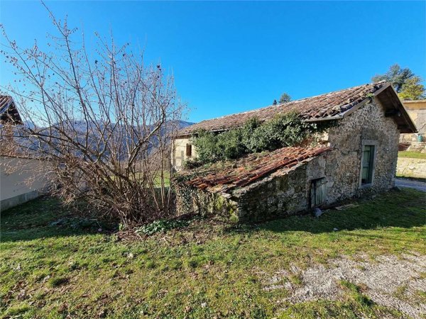 casa indipendente in vendita a Castelnuovo di Garfagnana in zona Monteperpoli