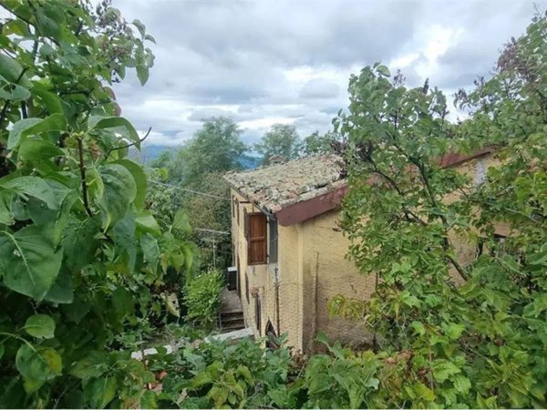casa indipendente in vendita a Castiglione di Garfagnana in zona Chiozza