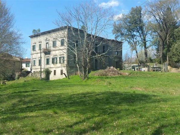 intera palazzina in vendita a Castiglione di Garfagnana