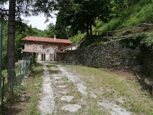 casale in vendita a Castiglione di Garfagnana in zona Chiozza