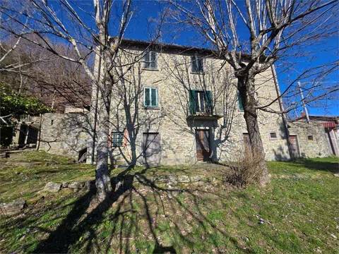 casa indipendente in vendita a Castiglione di Garfagnana in zona Chiozza