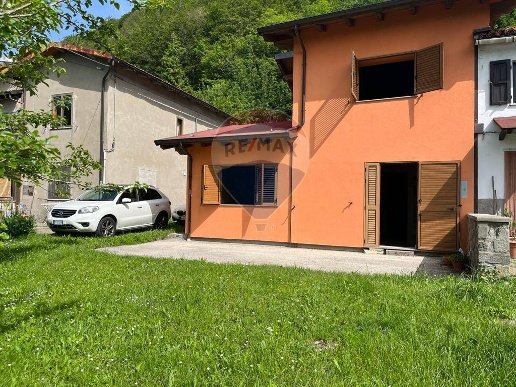 casa indipendente in vendita a Castiglione di Garfagnana in zona Valbona