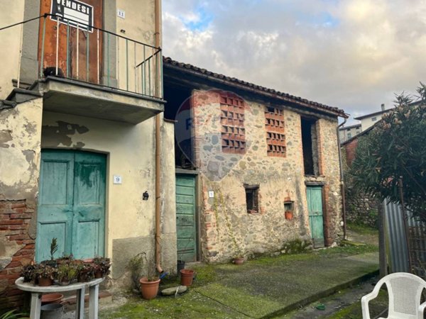 casa indipendente in vendita a Coreglia Antelminelli in zona Ghivizzano