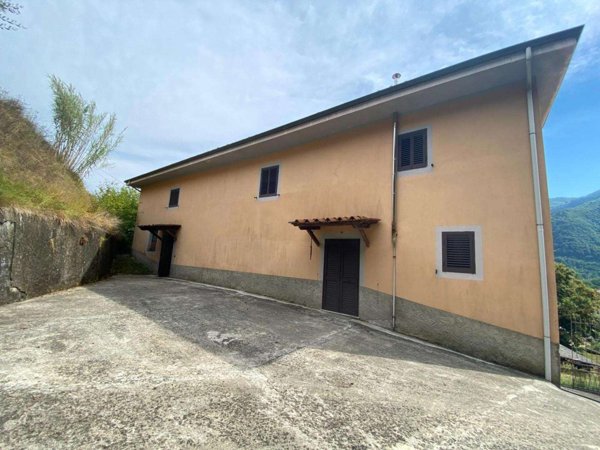 casa indipendente in vendita a Coreglia Antelminelli in zona Ghivizzano