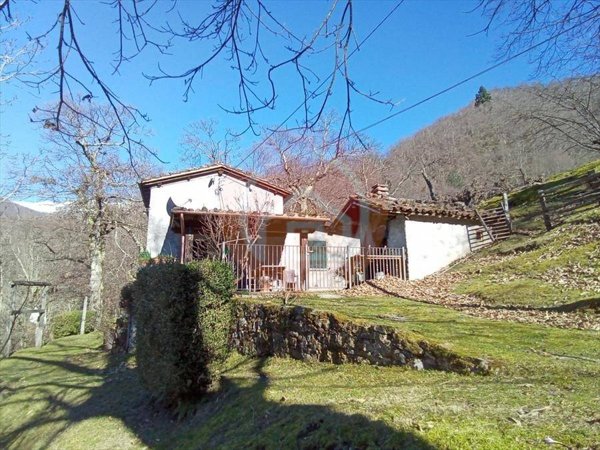 casa indipendente in vendita a Coreglia Antelminelli in zona Ghivizzano
