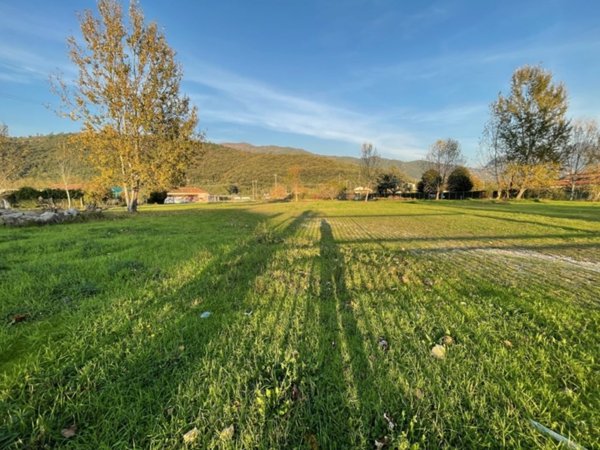 terreno edificabile in vendita a Pietrasanta in zona Strettoia