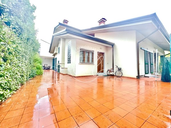 casa indipendente in vendita a Forte dei Marmi in zona Vaiana