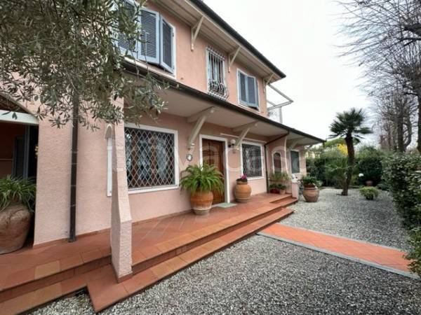 casa indipendente in vendita a Forte dei Marmi