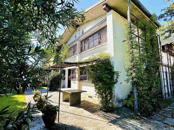 casa indipendente in vendita a Forte dei Marmi in zona Vittoria Apuana