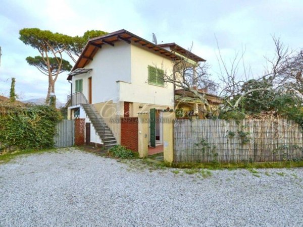 appartamento in vendita a Forte dei Marmi in zona Vittoria Apuana
