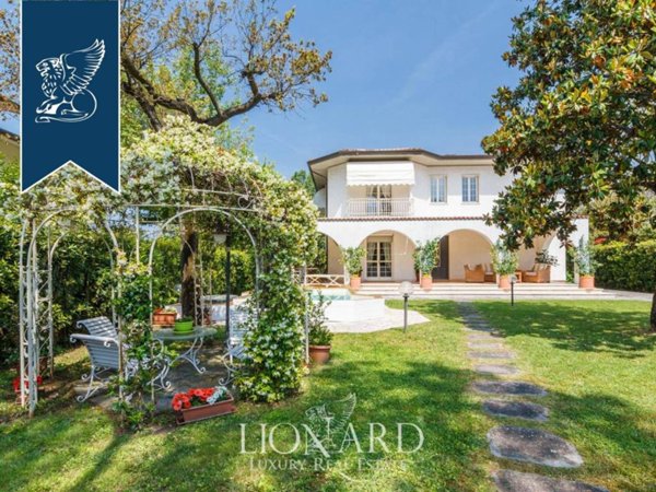 casa indipendente in vendita a Forte dei Marmi in zona Roma Imperiale