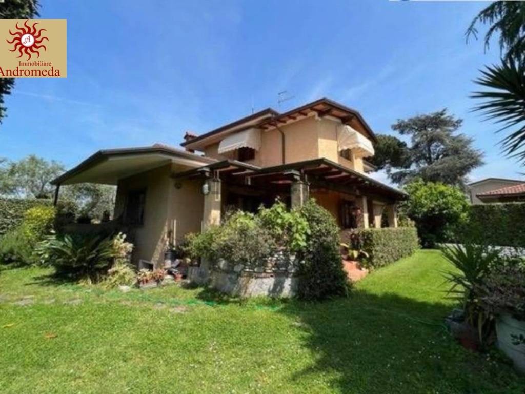 casa indipendente in vendita a Forte dei Marmi in zona Vaiana