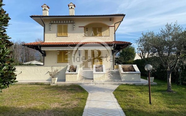 casa indipendente in vendita a Forte dei Marmi in zona Vittoria Apuana