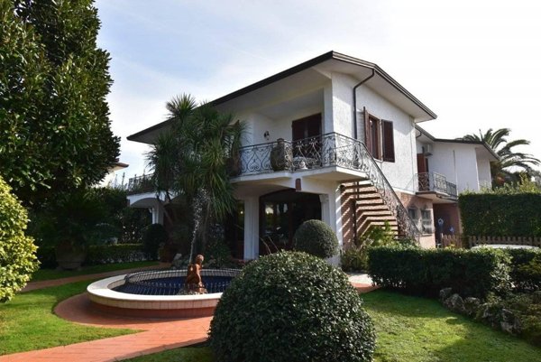 casa indipendente in vendita a Forte dei Marmi