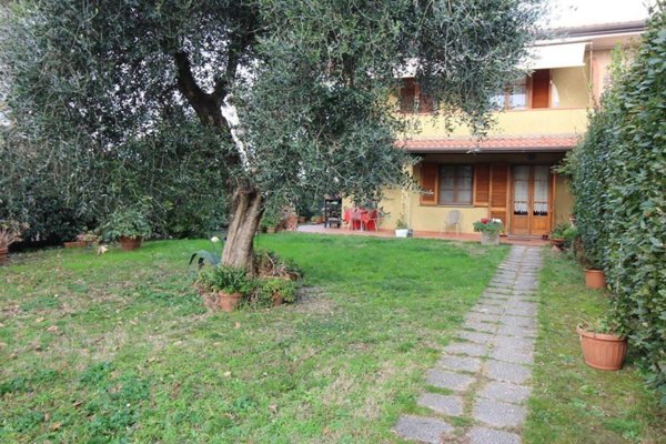 casa indipendente in vendita a Forte dei Marmi in zona Vaiana