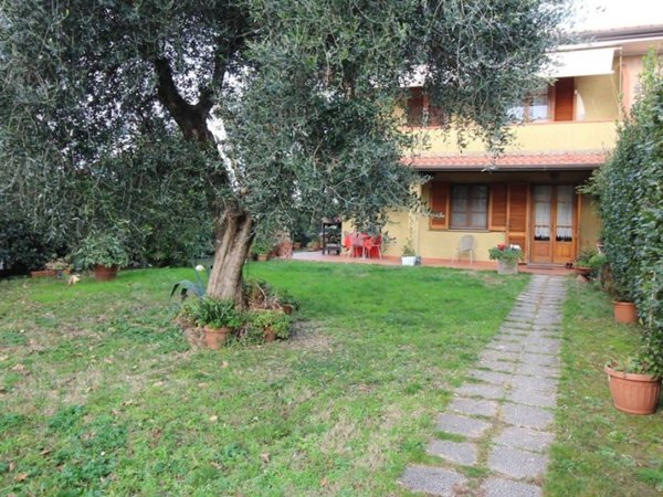 casa indipendente in vendita a Forte dei Marmi in zona Vaiana