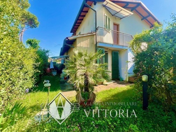 appartamento in vendita a Forte dei Marmi in zona Vittoria Apuana